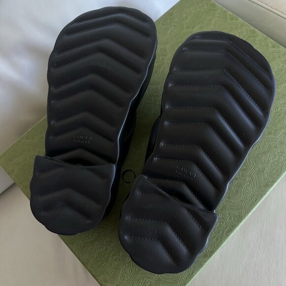 NEW GUCCI  Rubber Chevron Logo Embossed L Thong Platform Sandals Sz 40 Black - Picture 5 of 6